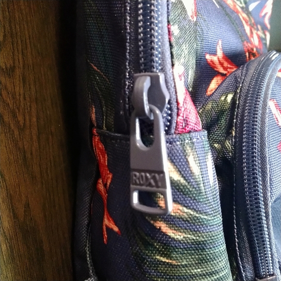 *SOLD* Roxy floral design backpack - Picture 8 of 8